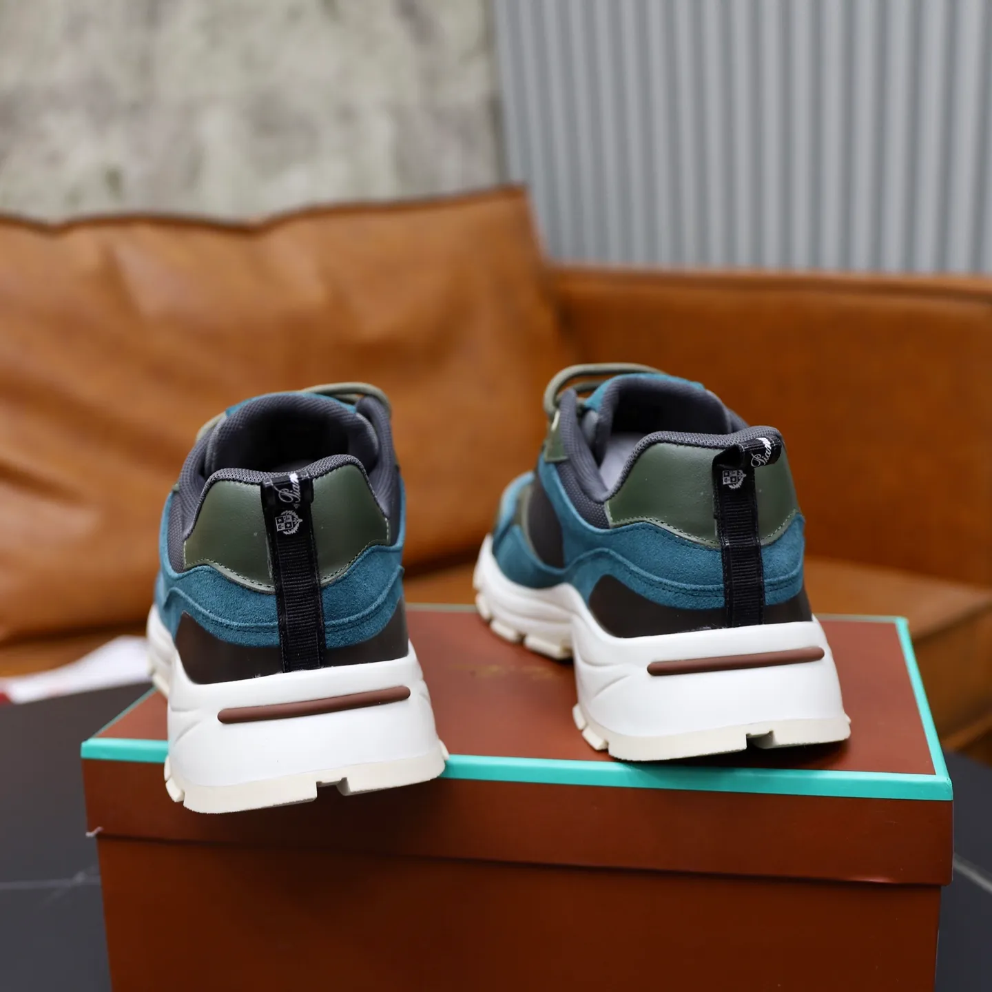 Factory price: 💰520Loropiana LP men's shoes ♞size; 38-44 "45.46 customization" cowhide stitching. It is really easy to wear, lazy, loose, casual, perfect comfort. There are many color choices, and they all look good with clothes. Is it true that Loropiana can bring social value? “Loropiana is the best thing money can buy”